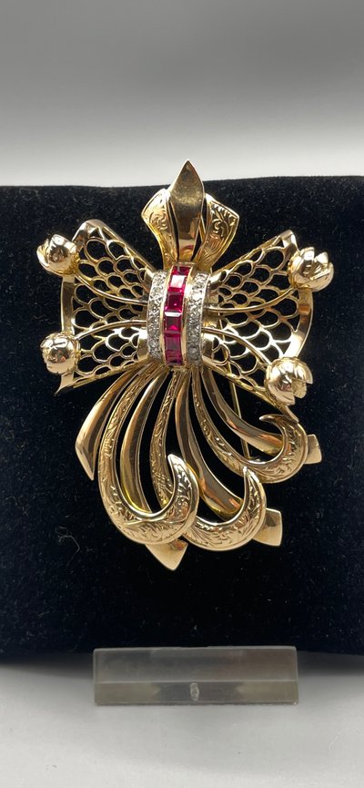 Set spilla e orecchini in oro e rubini con diamanti