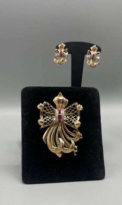 Set spilla e orecchini in oro e rubini con diamanti