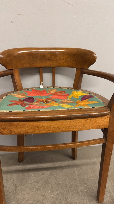 Antica poltroncina art decò 1940 in noce, seduta ricamata a foglie,70x52x44 cm