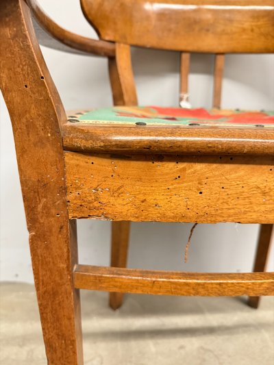 Antica poltroncina art decò 1940 in noce, seduta ricamata a foglie,70x52x44 cm