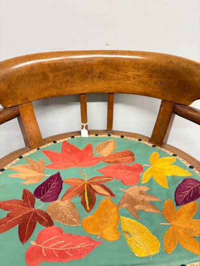 Antica poltroncina art decò 1940 in noce, seduta ricamata a foglie,70x52x44 cm