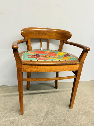 Antica poltroncina art decò 1940 in noce, seduta ricamata a foglie,70x52x44 cm
