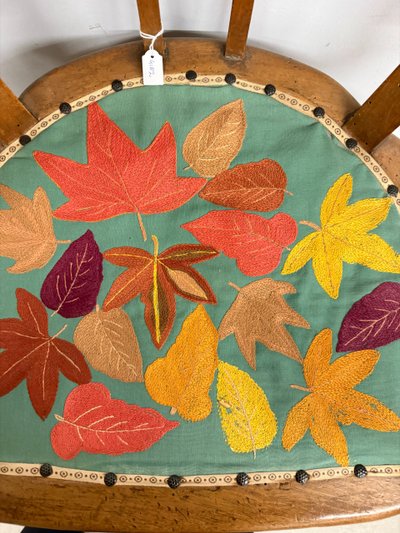 Antica poltroncina art decò 1940 in noce, seduta ricamata a foglie,70x52x44 cm