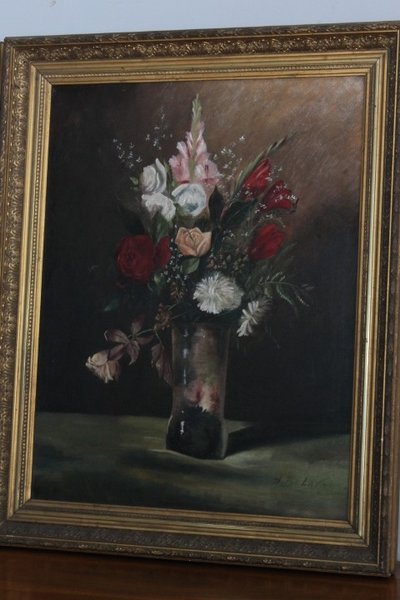 Ancienne paire de tableaux Vase aux fleurs huile sur toile. fin du 19e siècle. Cadres dorés contemporains signés Bélaval.