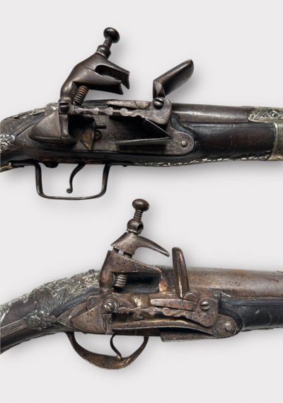 Coppia di pistole "kubur" - Pistole a pietra focaia cesellate in argento dell'Impero turco ottomano dei Balcani 1830