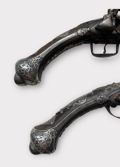 Coppia di pistole "kubur" - Pistole a pietra focaia cesellate in argento dell'Impero turco ottomano dei Balcani 1830