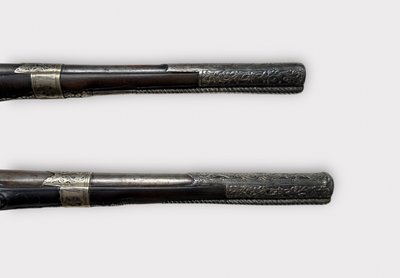 Coppia di pistole "kubur" - Pistole a pietra focaia cesellate in argento dell'Impero turco ottomano dei Balcani 1830