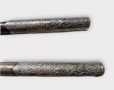 Coppia di pistole "kubur" - Pistole a pietra focaia cesellate in argento dell'Impero turco ottomano dei Balcani 1830