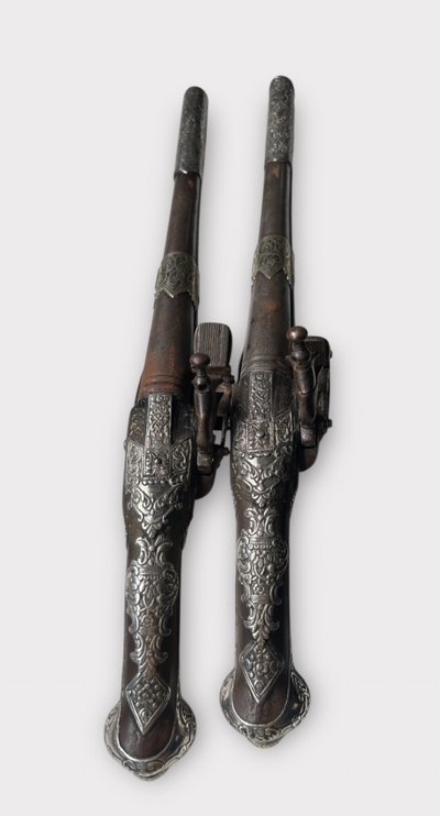 Coppia di pistole "kubur" - Pistole a pietra focaia cesellate in argento dell'Impero turco ottomano dei Balcani 1830