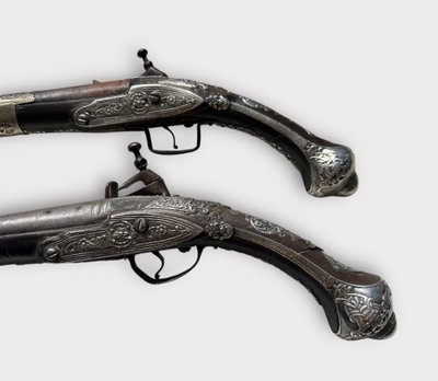 Coppia di pistole "kubur" - Pistole a pietra focaia cesellate in argento dell'Impero turco ottomano dei Balcani 1830
