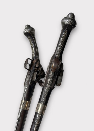 Coppia di pistole "kubur" - Pistole a pietra focaia cesellate in argento dell'Impero turco ottomano dei Balcani 1830