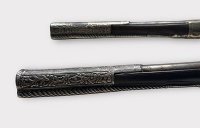 Coppia di pistole "kubur" - Pistole a pietra focaia cesellate in argento dell'Impero turco ottomano dei Balcani 1830
