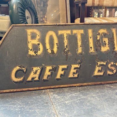 Ancienne grande enseigne en métal peint « Bottiglieria » de la fin du 19ème siècle. en fer. Taille 270 x 57 