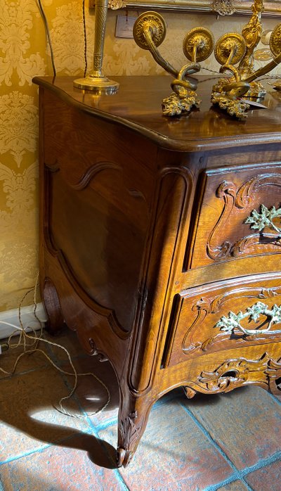 Cassettiera curva in noce modellato e intagliato in stile Luigi XV, Provenza, circa 1740-1750