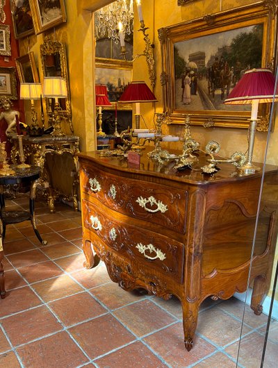 Cassettiera curva in noce modellato e intagliato in stile Luigi XV, Provenza, circa 1740-1750