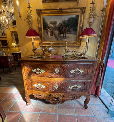 Cassettiera curva in noce modellato e intagliato in stile Luigi XV, Provenza, circa 1740-1750