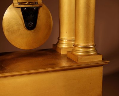 Französische Charles X-Portikusuhr, original, sehr schön und vergoldet, circa 1830.