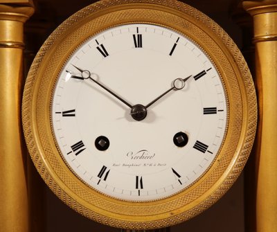 Französische Charles X-Portikusuhr, original, sehr schön und vergoldet, circa 1830.