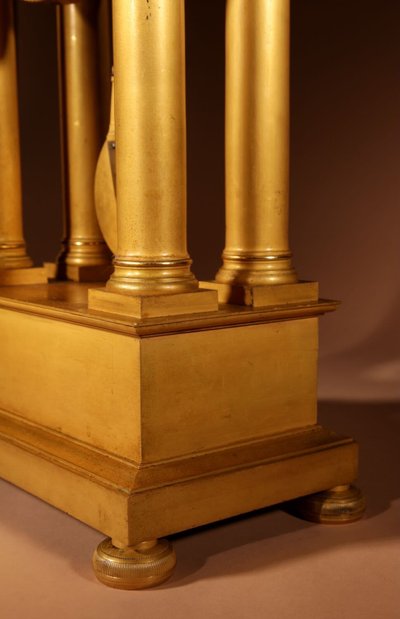 Französische Charles X-Portikusuhr, original, sehr schön und vergoldet, circa 1830.