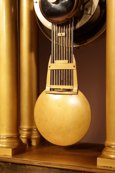 Französische Charles X-Portikusuhr, original, sehr schön und vergoldet, circa 1830.