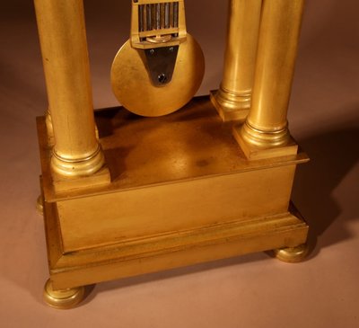 Französische Charles X-Portikusuhr, original, sehr schön und vergoldet, circa 1830.