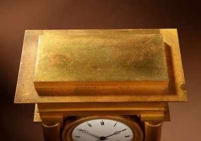 Französische Charles X-Portikusuhr, original, sehr schön und vergoldet, circa 1830.