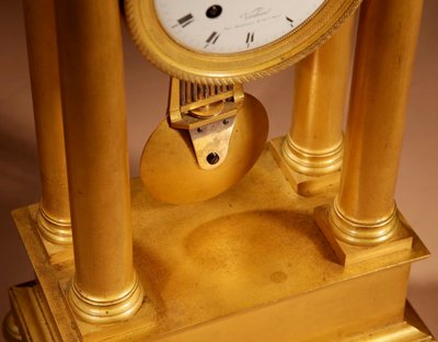 Französische Charles X-Portikusuhr, original, sehr schön und vergoldet, circa 1830.