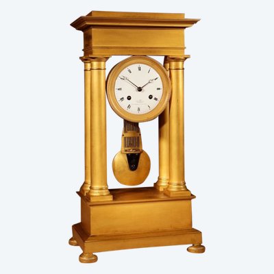 Französische Charles X-Portikusuhr, original, sehr schön und vergoldet, circa 1830.