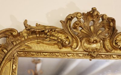 Miroir en bois et stuc doré à la feuille  Style Louis XV