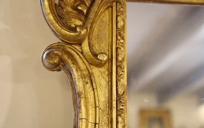 Miroir en bois et stuc doré à la feuille  Style Louis XV