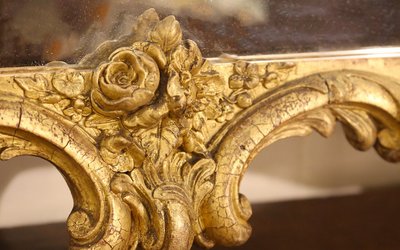 Miroir en bois et stuc doré à la feuille  Style Louis XV