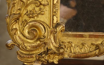 Miroir en bois et stuc doré à la feuille  Style Louis XV