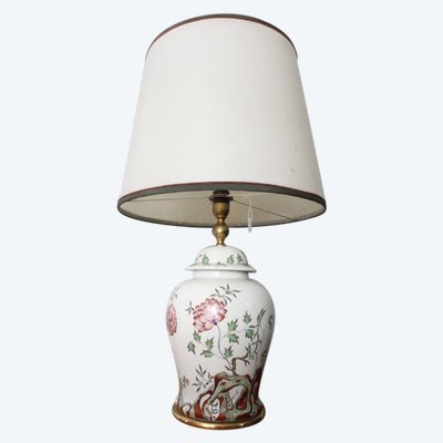Lampe ancienne en porcelaine française des années 40 peinte de fleurs. Hauteur 90 cm 