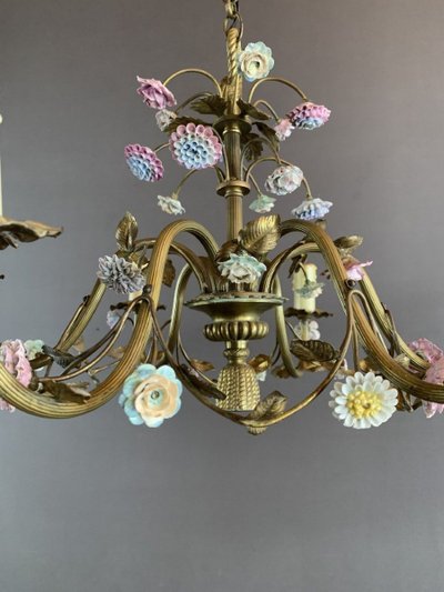 Lampadario floreale in porcellana e ottone del XX secolo