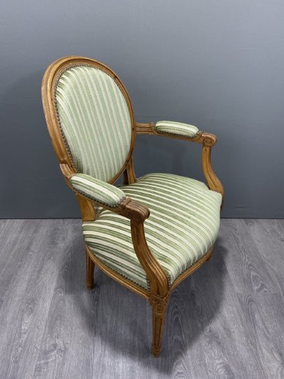 Coppia di poltrone in stile Luigi XVI con tessuto a righe verdi XX secolo