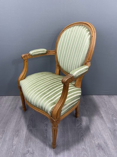 Coppia di poltrone in stile Luigi XVI con tessuto a righe verdi XX secolo