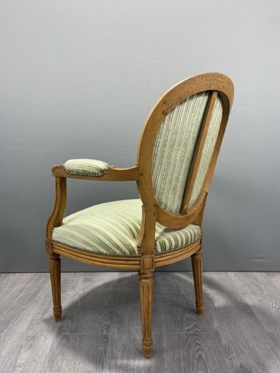 Coppia di poltrone in stile Luigi XVI con tessuto a righe verdi XX secolo