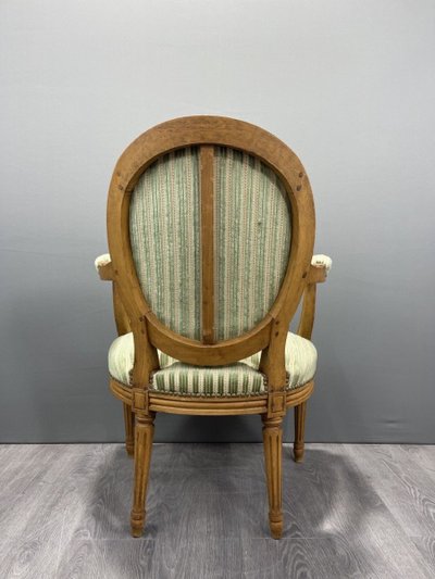 Coppia di poltrone in stile Luigi XVI con tessuto a righe verdi XX secolo