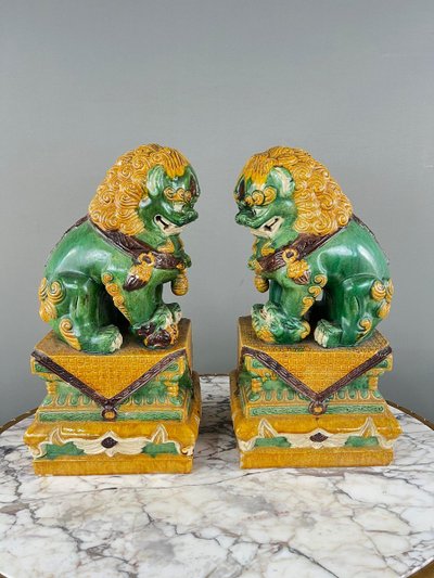 Coppia di leoni guardiani in ceramica smaltata, Cina, XX secolo