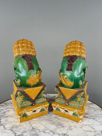 Coppia di leoni guardiani in ceramica smaltata, Cina, XX secolo