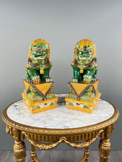 Coppia di leoni guardiani in ceramica smaltata, Cina, XX secolo