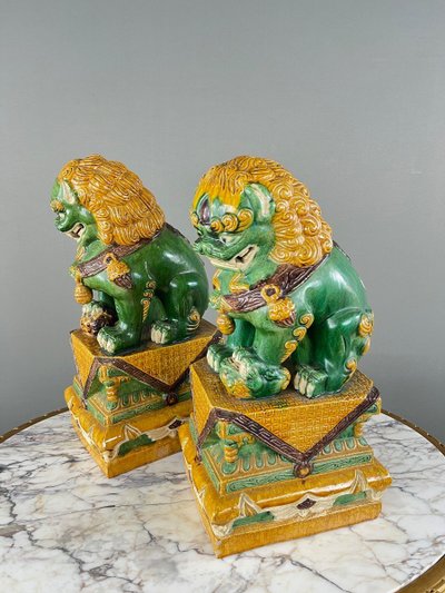 Coppia di leoni guardiani in ceramica smaltata, Cina, XX secolo