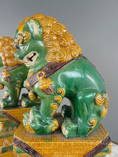 Coppia di leoni guardiani in ceramica smaltata, Cina, XX secolo