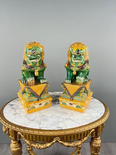 Coppia di leoni guardiani in ceramica smaltata, Cina, XX secolo