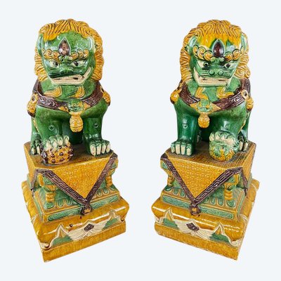 Coppia di leoni guardiani in ceramica smaltata, Cina, XX secolo
