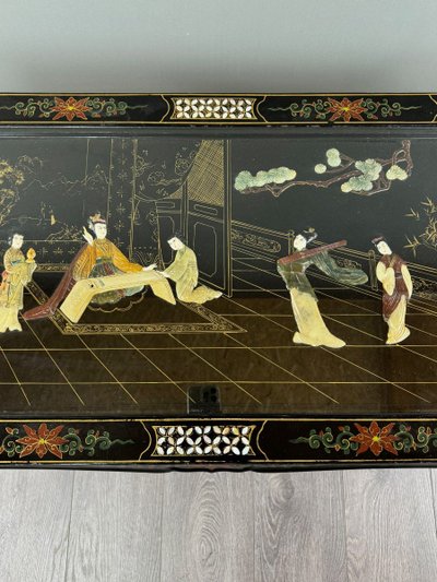 Table Basse Chinoise Laquée Et Incrustée, XXe Siècle