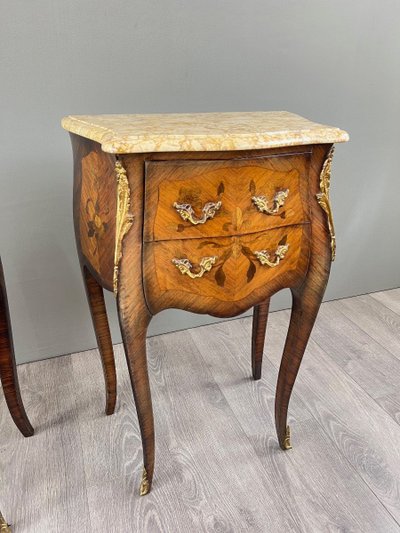 Paire De Tables De Chevet De Style Louis XV En Marqueterie Et Marbre – XIXe Siècle