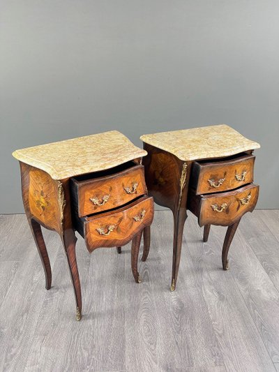 Paire De Tables De Chevet De Style Louis XV En Marqueterie Et Marbre – XIXe Siècle