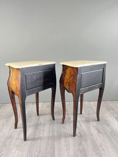 Paire De Tables De Chevet De Style Louis XV En Marqueterie Et Marbre – XIXe Siècle