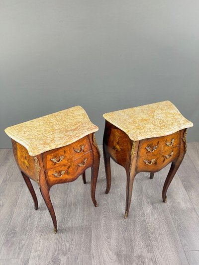 Paire De Tables De Chevet De Style Louis XV En Marqueterie Et Marbre – XIXe Siècle